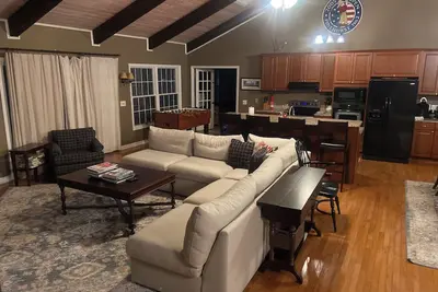 Image de 3400 Sq. Ft. , New Kitchen, 4 Br, 4 Ba, Capacité 12+ lits