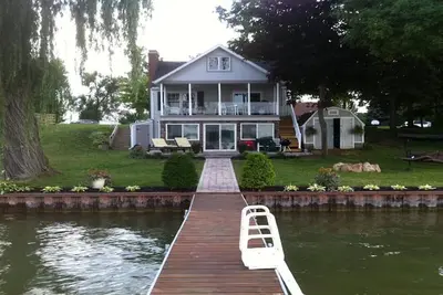 Image de Maison au bord du lac avec toutes les commodités et belle vue