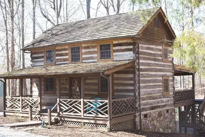 Image de Vie en cabine - profitez de la sérénité dans les bois et de la fête sur le lac!