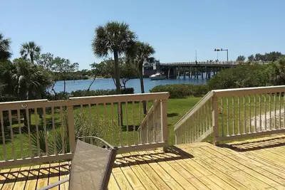 Image de Bay Front Accueil avec plage à env. 600ft