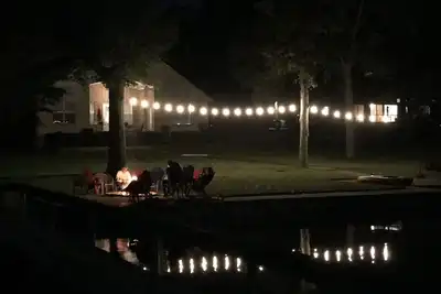 Image de Retraite spacieuse et moderne! Escapade de luxe au bord du lac! Vue sur le lac depuis chaque chambre!
