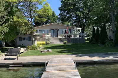Image de Incroyable entièrement mis à niveau 3 chambres + nouveau furnature, 1 salle de bain complète propriété du lac