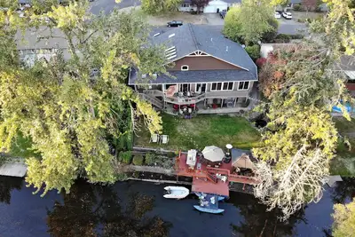 Image de Sur la rivière avec votre propre bateau privé et quai! Moments du centre-ville!