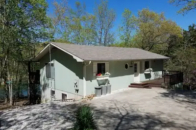 Image de Sparky'S est une très belle maison au bord du lac à seulement quelques minutes de la marina