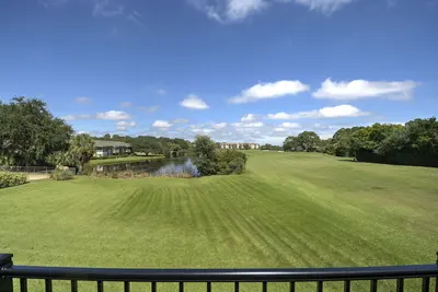 Image de Villa Sea Palms avec vue sur le lagon et le 18e fairway nouvellement repensé