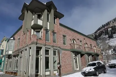 Image de Animaux de compagnie, condo de luxe situé sur la fin recherchée calme de la rue principale