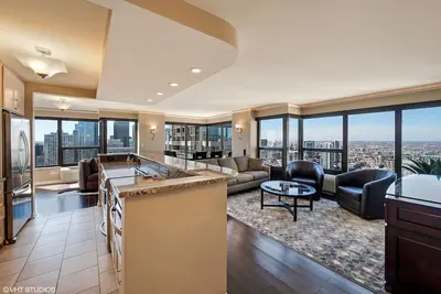 Image de Meilleur Emplacement! ! Condo Lux 2b / 2b, 51e étage Vues Incroyables, Grands équipements!