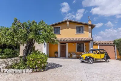 Image de Villa sicilienne élégante avec piscine privée près de la plage.
