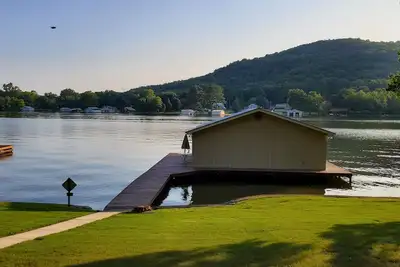 Image de 4 Bdrm / 3 Bath Luxury Home Directly On Water in Honeycomb w / Easy Docking Pier