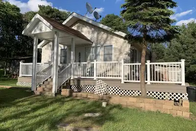 Image de Une famille parfaite (amis) s'enfuit. Plein de lumière, confortable, maison confortable moderne.