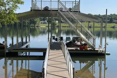 Image de Étapes vers le lac, la plage, le nouveau quai avec une vue large sur l'eau. Un endroit parfait pour une famille Vaca!
