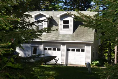 Image de Près de Camden, cadre serein dans les bois du Maine, d'excellentes critiques.