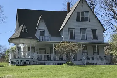 Image de Idyllique Lakeside Victorian Farmhouse