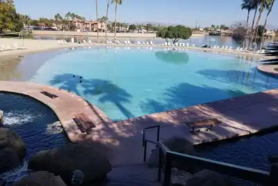 Image de Condo complet de 2 chambres à coucher à Val Vista Lakes, accès au club de plage avec de grands courts de tennis