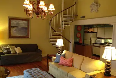 Image de Centre-ville 195, rue East Bay: au cœur du centre-ville Parking gratuit. . .