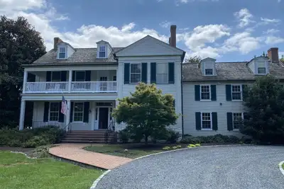 Image de Manoir classique au bord de l'eau sur la côte est