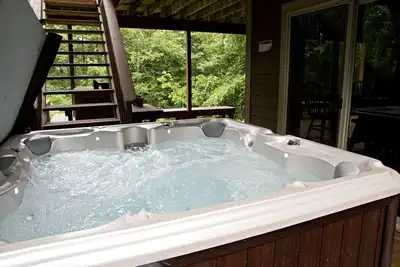Image de 3 chambres / 3 salles de bain avec bain à remous, salle de jeux et très bien situé!
