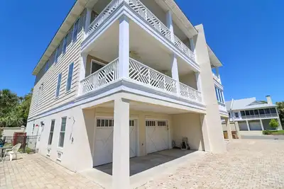 Image de Réduit pour l'été - 6 Bdrm, Oceanview, près de Tybee Pier et Pavillion!