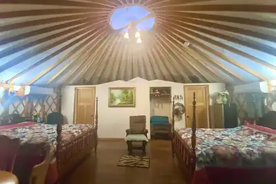 Image de \"Den Yogi\" est une yourte à thème dans le cadre d'un lit et petit-déjeuner Yurtel original.