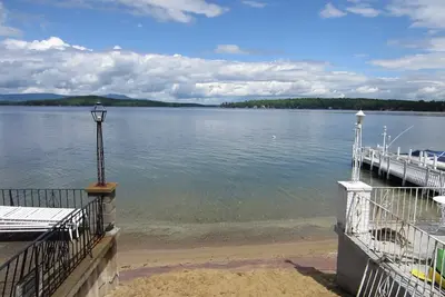 Image de Weirs Beach 2 Bedroom Cottage étapes à l'écart du lac et de la plage!