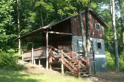 Image de Cabane en rondins rustique sur 25 Acre Mountain Retreat, détendez-vous avec la nature, l'étang et le ruisseau!