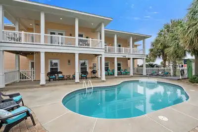 Image de Bienvenue chez vous! Parking devant la porte, pas d'ascenseurs. Piscine privée