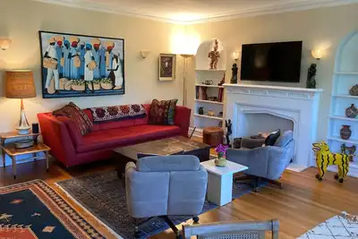 Image de Élégance du milieu du siècle à Evanston Vintage Apartment. SPÉCIAL Hiver!