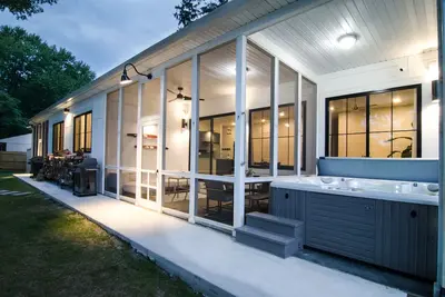 Image de Nouvelle maison du lac moderne + apt pour 15 w / Hot Tub