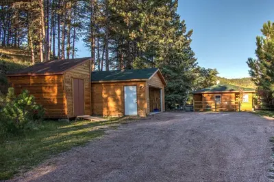 Image de Old Town Cottage: Niché sur une colline boisée au bord de Hill City