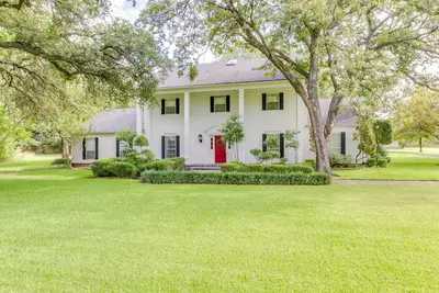 Image de Luxueux 'Abbey Manor »de Granbury. Pied de la place historique