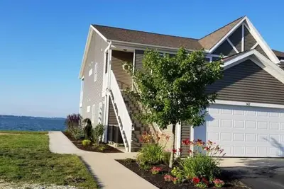 Image de Beach Club Escape Unit 304, un magnifique condo au bord du lac sur le Grand Lac!