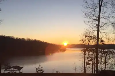 Image de Nouveau! 'Sunrise Serenity' Luxury Lake House
