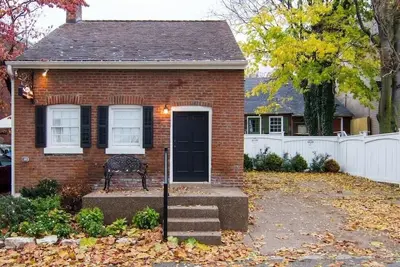 Image de Luxury Brick Cottage 1830's, Cozy Fireplace, juste à côté des rues pavées!