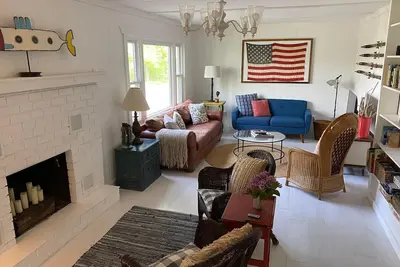 Image de Sweetwater Cottage est un chalet bien organisé à un pâté de maisons du lac Hamlin