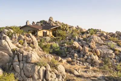 Image de Escapade à Joshua Tree. Soldat Boulder Wonderland. Élégance rustique. 8 couchages.