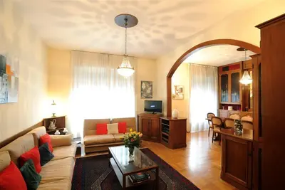 Image de Grand appartement lumineux dans le centre-ville, à distance de marche de la Piazza Duomo et plus