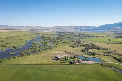 Image de Luxe Fly Fishing Lodge - Off-Season Location Retreat Opportunity