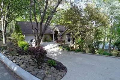 Image de Lakefront Deerfield Home avec pente douce pour accoster