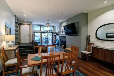 Image de Condo de luxe avec WiFi gratuit, parking, piscine chauffée, bains à remous, navette pour les skieurs
