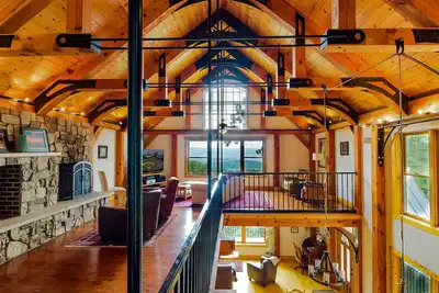 Image de Cadre en bois de luxe Mountaintop Lodge, vue imprenable, 5 suites, cuisine de chef