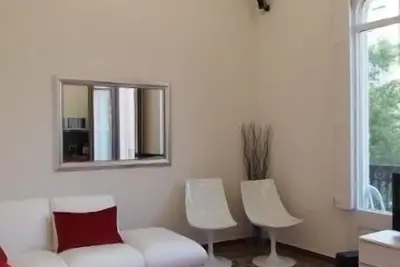 Image de 3br/3ba Painted in White Apartment with Balcony. Free luggage storage service.