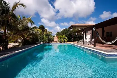 Image de Kas Vis, une villa spacieuse avec jardin de palmiers et piscine privée à Punt Vierkant