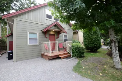 Image de Mermaid Cottage  Short Walk to Rathtrevor Beach. 3 Bedroom 2 Bathroom cottage.