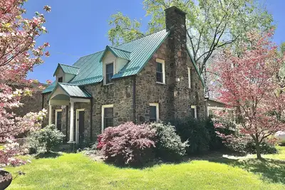 Image de Maison au bord de la rivière, accessible à pied au spa Hot Springs et au centre-ville - Red Bridge Cottage