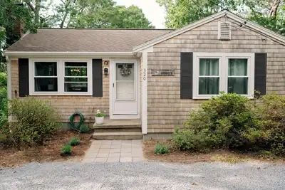 Image de Cape Cod cottage sur Long Pond et la piste cyclable. Cuisine et salle de bain mises Ă jour.