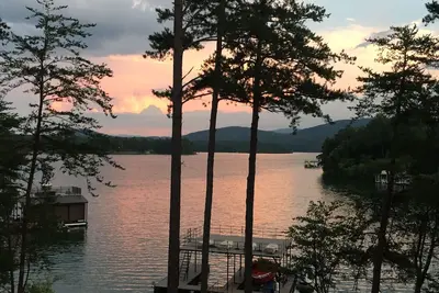 Image de Élégance rustique sur le lac Blue Ridge avec des vues spectaculaires