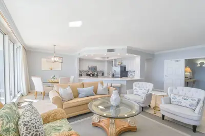 Image de Condo en bord de mer Crisp w / balcons privés et ascenseur! ✨