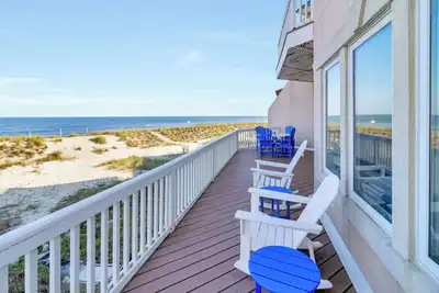 Image de Meilleure Vue Sur Tybee! Oceanfront Avec Hot Tub PRIVÉ! Maison De Ville 3 Chambres!