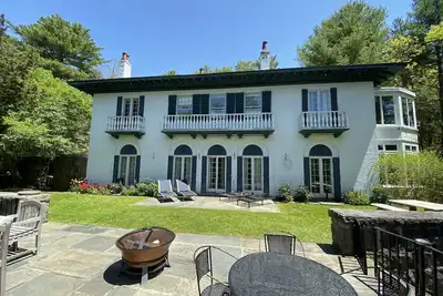 Image de Villa italienne élégante sur la côte pittoresque de la Nouvelle-Angleterre