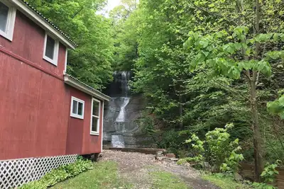 Image de Cottage Surplombant la cascade privée, à 100 mètres de Level Beach. 1 Br w / loft